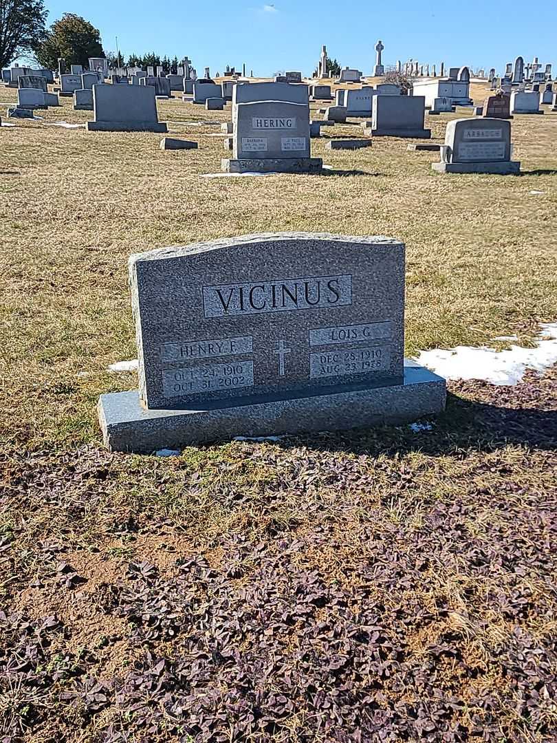 Lois G. Vicinus's grave. Photo 2