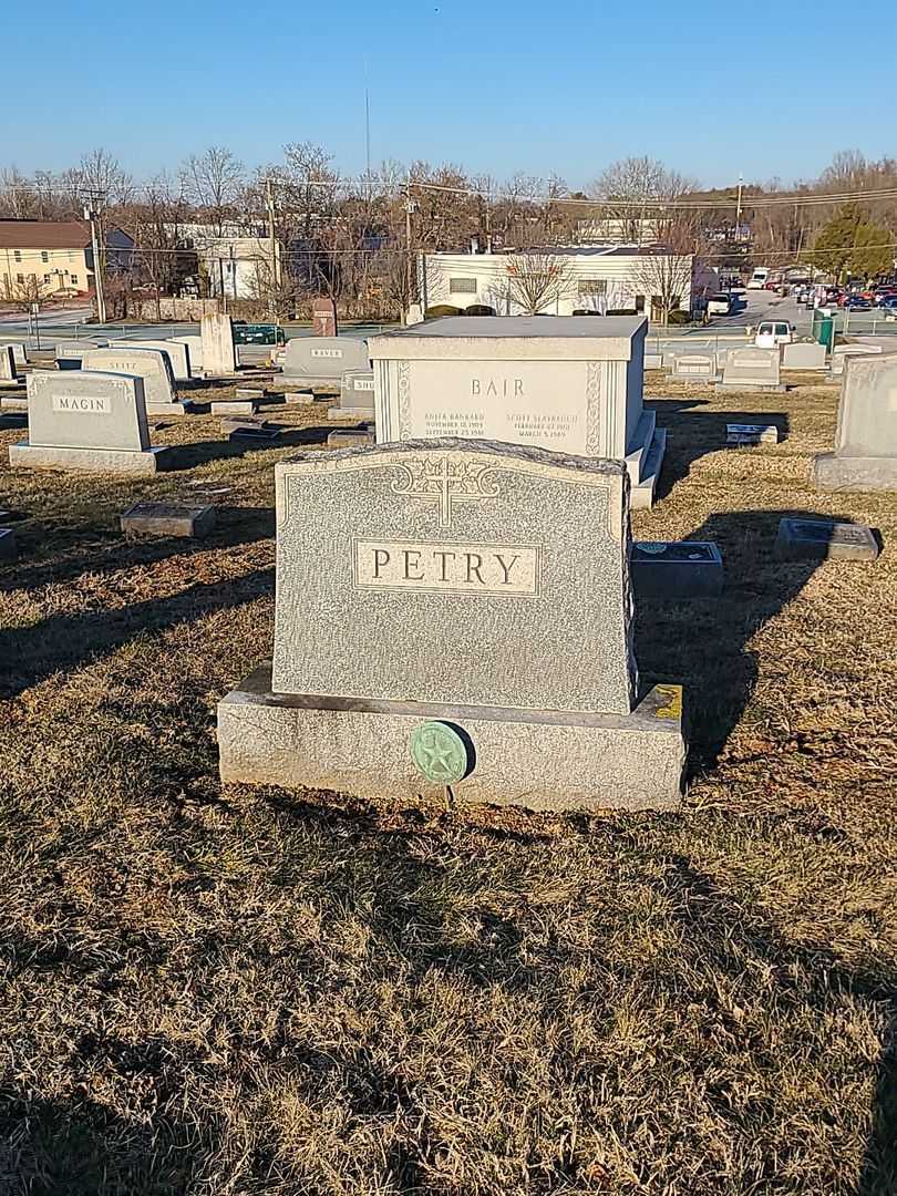Gertrude M. Petry's grave. Photo 1