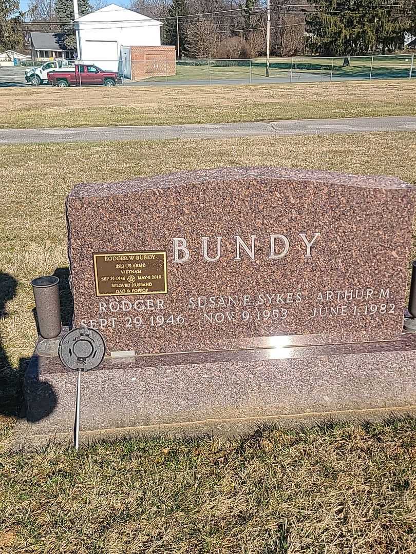 Rodger Bundy's grave. Photo 3