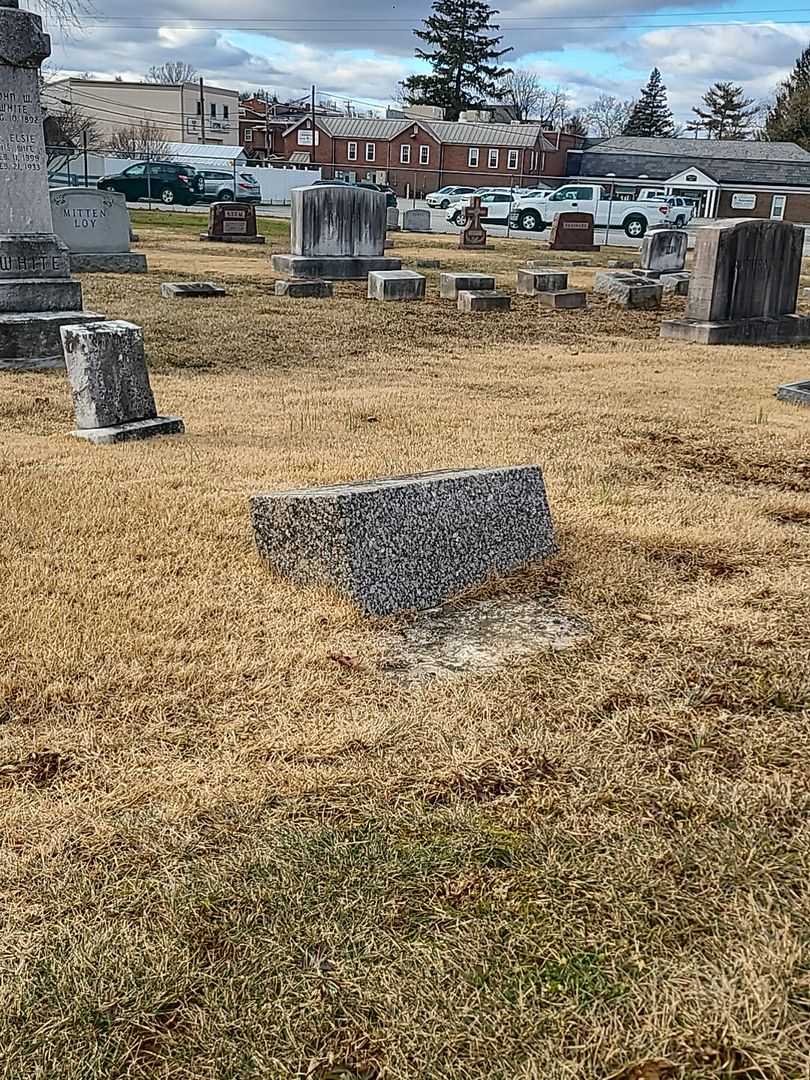 Ethel T. Hughes's grave. Photo 2