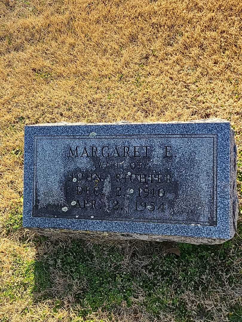 Margaret E. Richter's grave. Photo 3