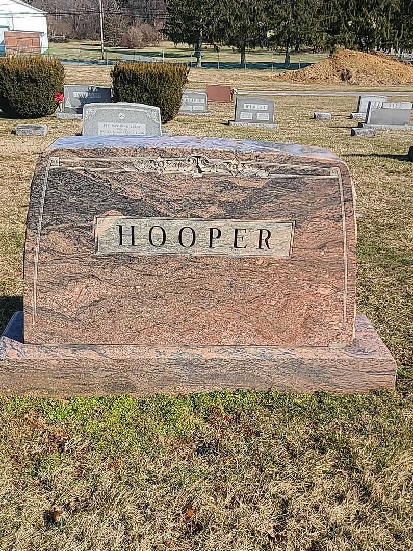 Robert Lee Hooper's grave. Photo 1