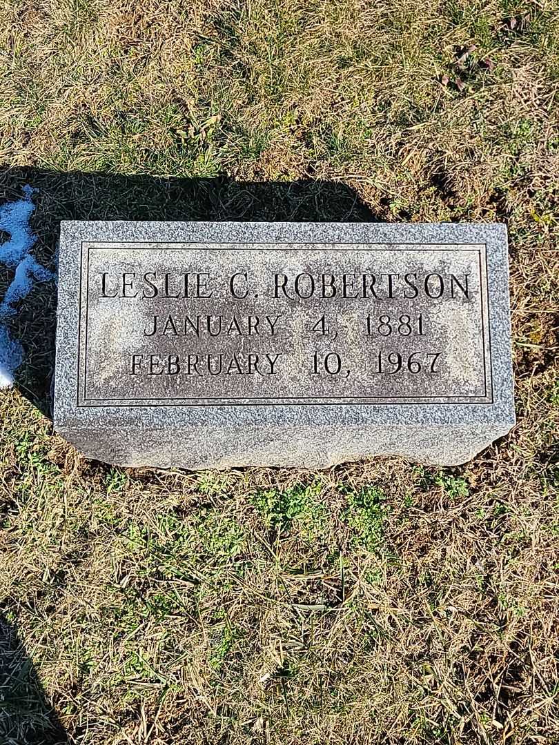 Leslie C. Robertson's grave. Photo 3