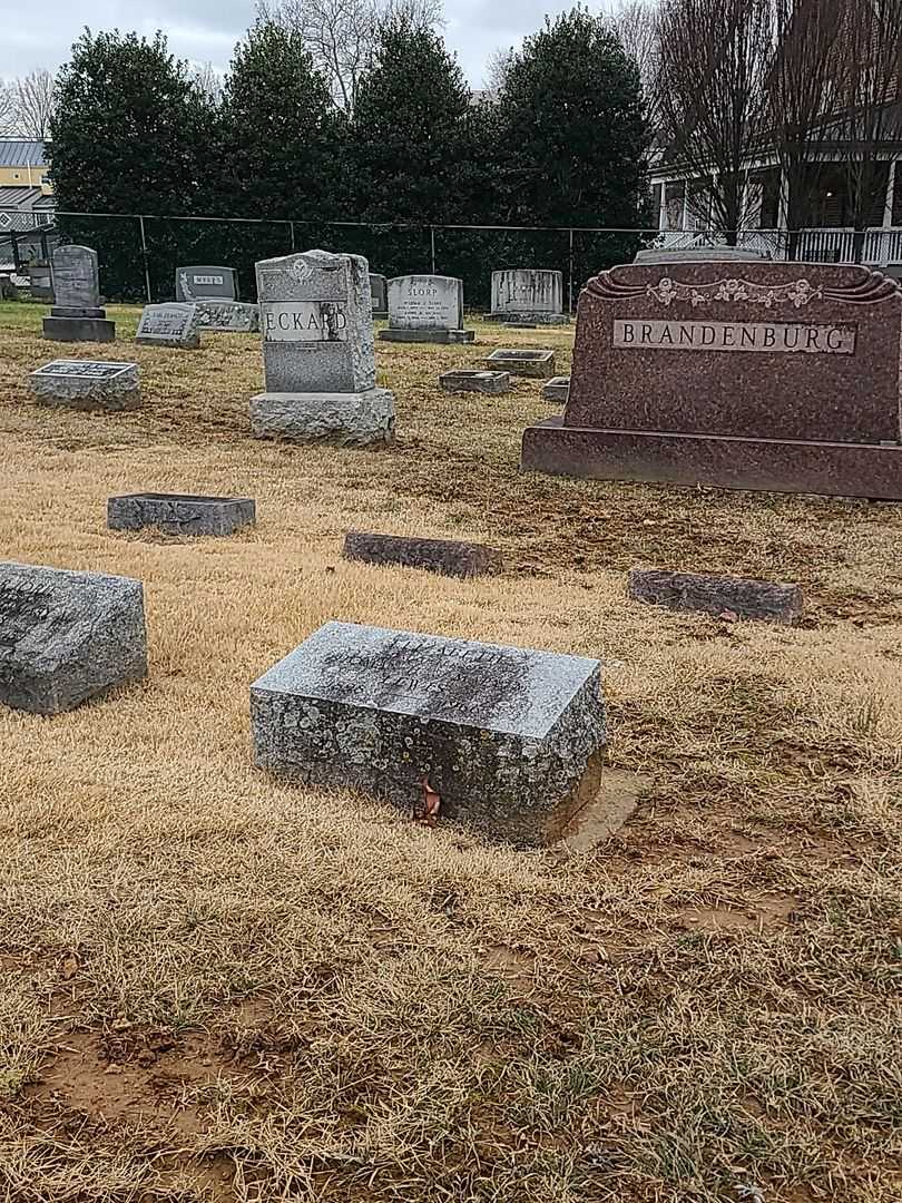 Elizabeth Lewis's grave. Photo 2