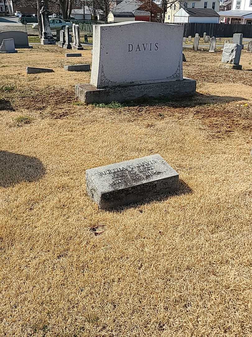 Bertha C. Davis's grave. Photo 2