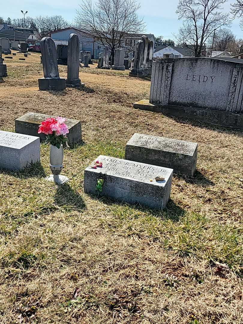 James R. Myers Junior's grave. Photo 2
