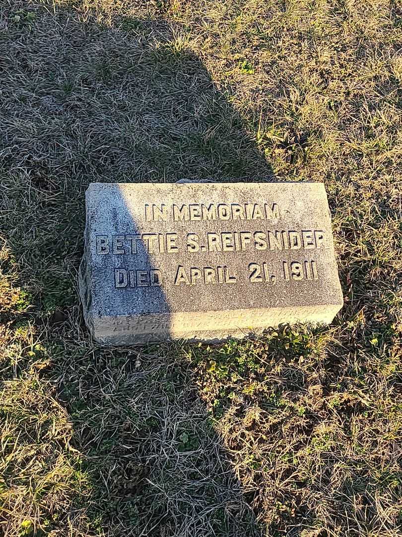 Bettie S. Reifsnider's grave. Photo 3