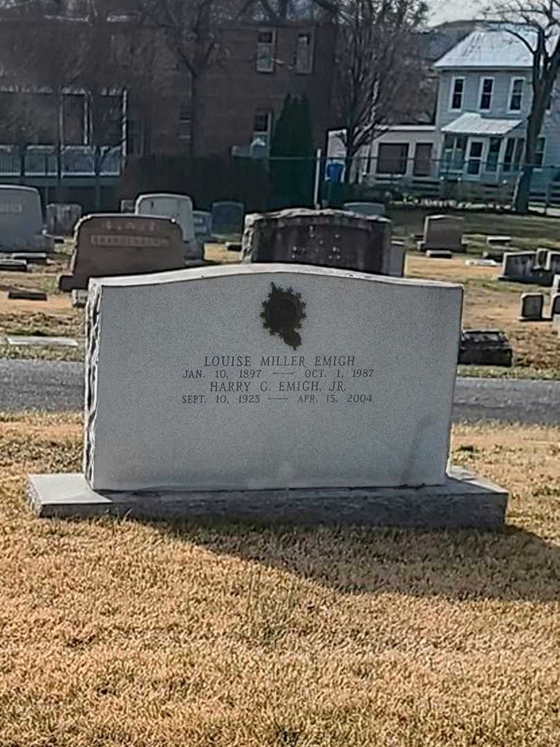 Harry G. Emigh Junior's grave. Photo 1