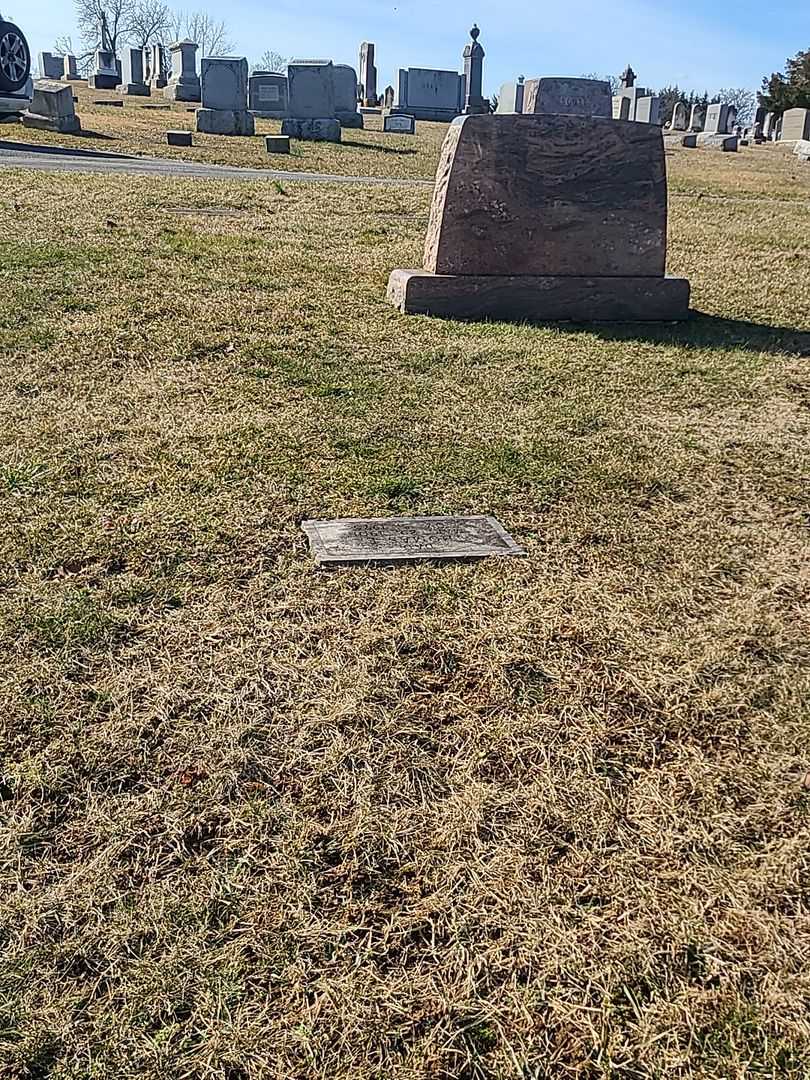 Thomas Edward Hooper's grave. Photo 2