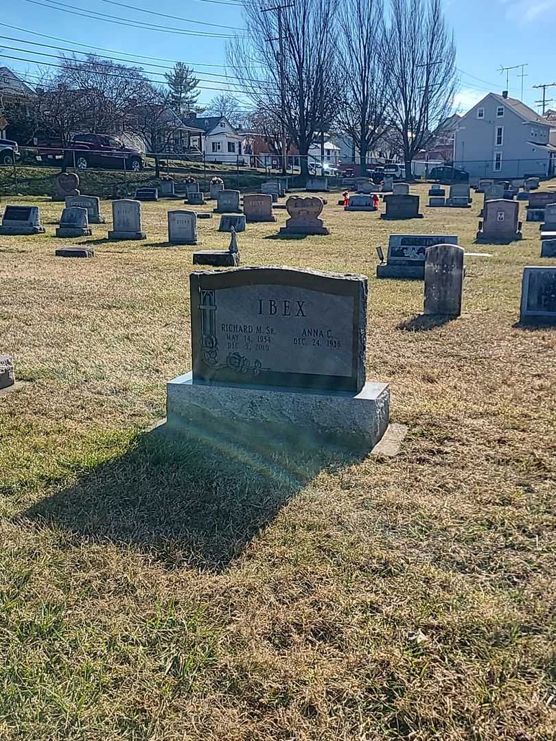 Richard M. Ibex Senior's grave. Photo 2