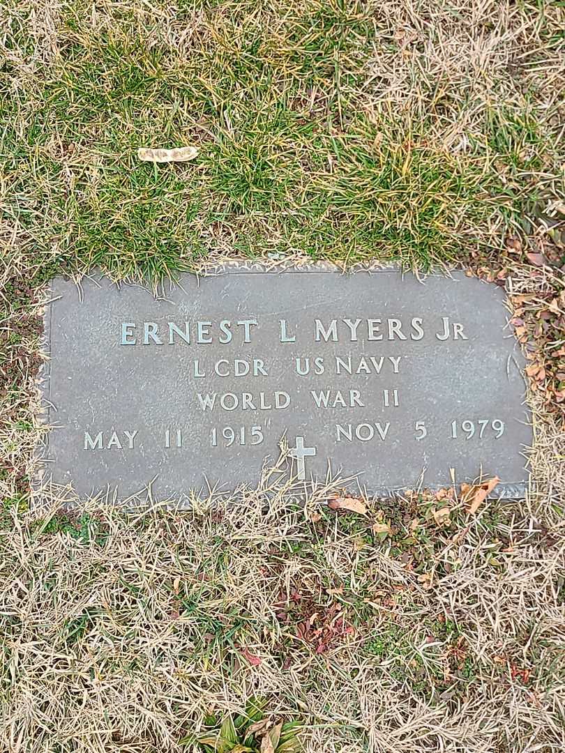 Ernest L. Myers Junior's grave. Photo 1