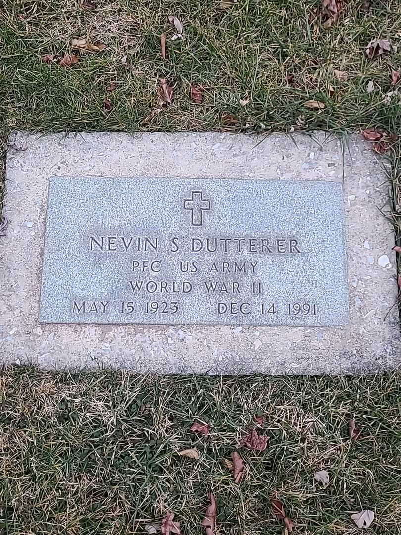 Nevin S. Dutterer's grave. Photo 4