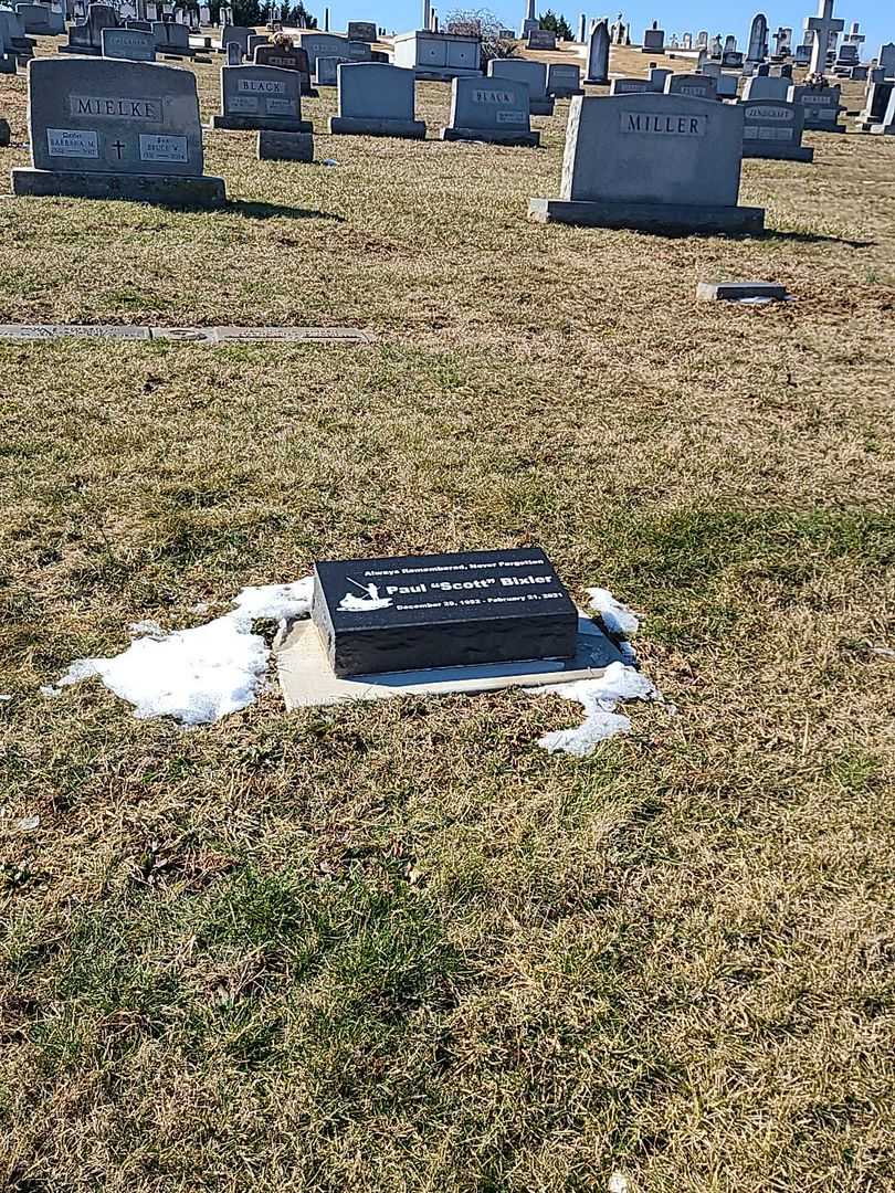 Paul "Scott" Bixler's grave. Photo 2