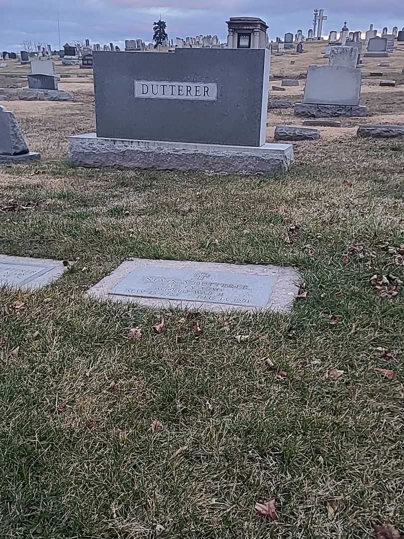 Nevin S. Dutterer's grave. Photo 3