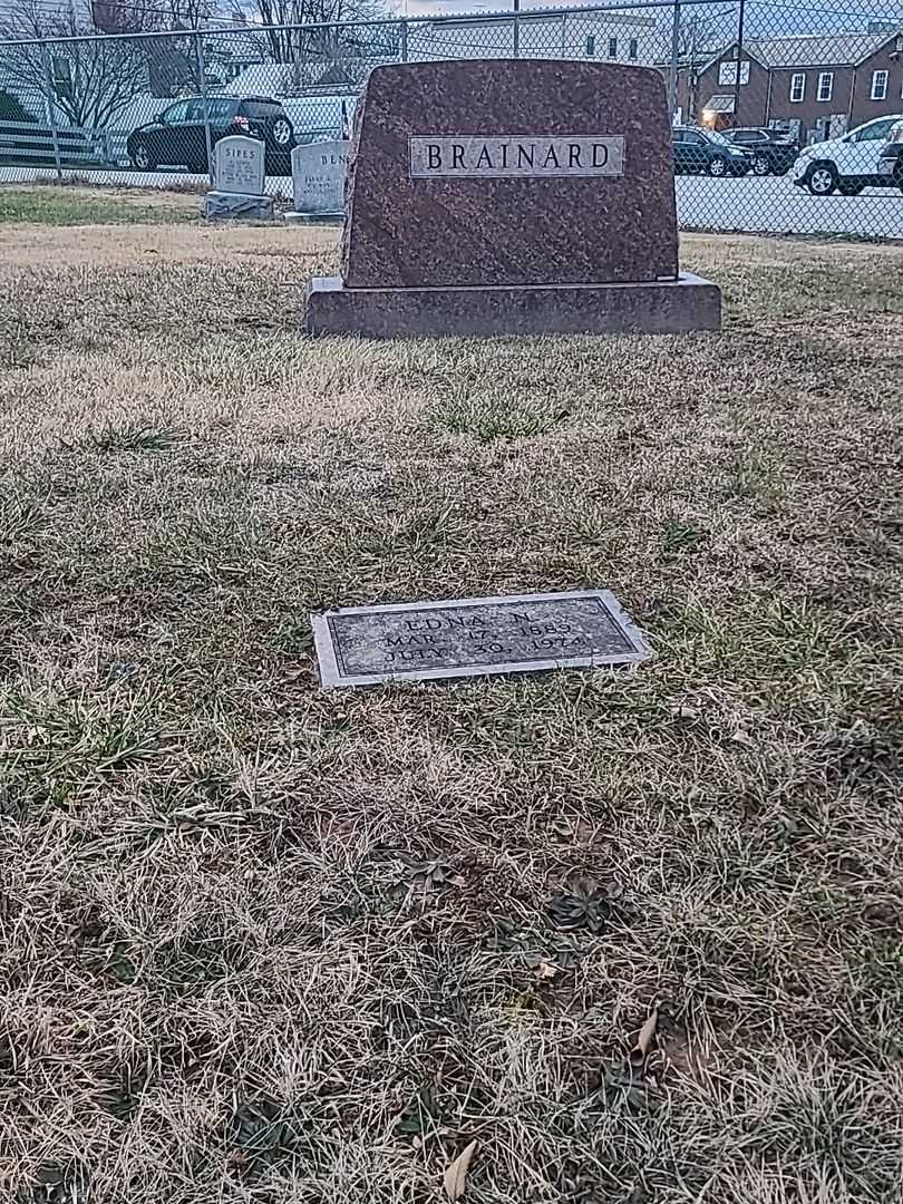 Edna N. Brainard's grave. Photo 2