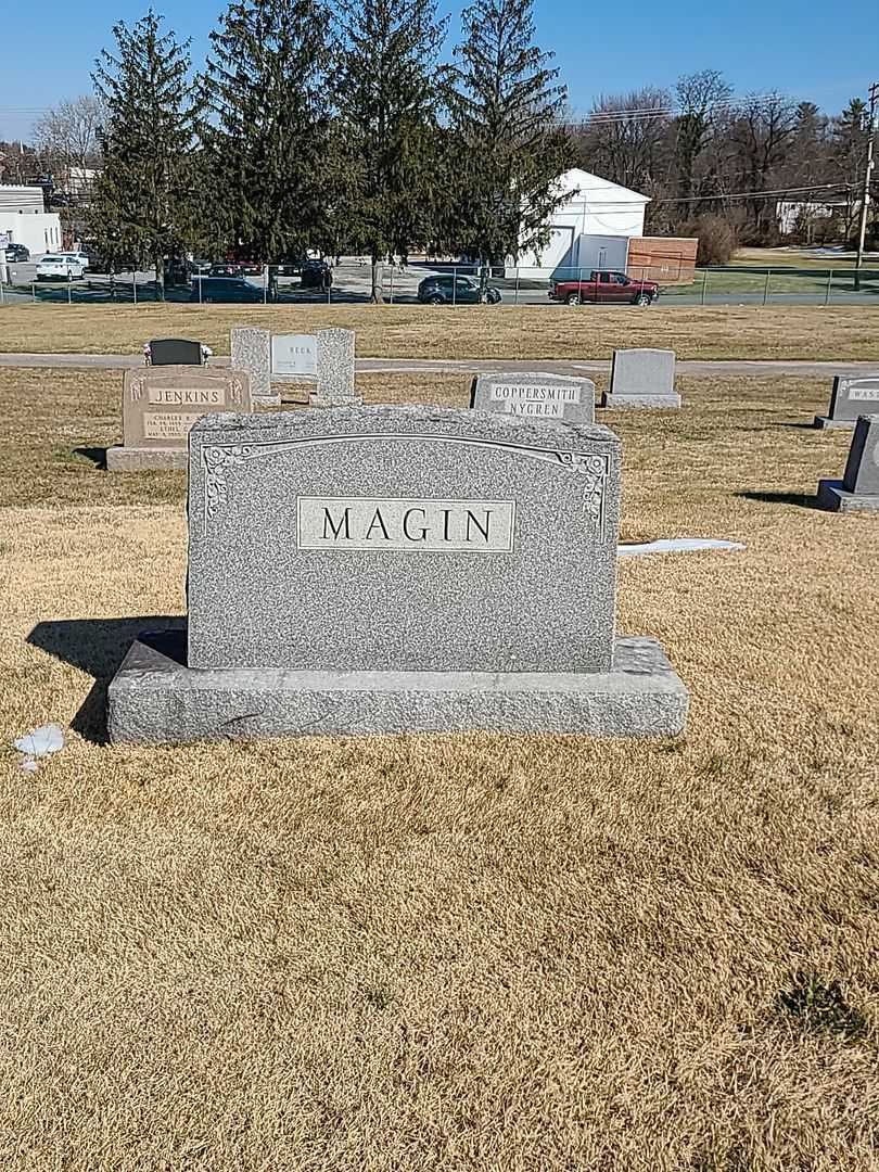 Ruth E. Wachter's grave. Photo 1