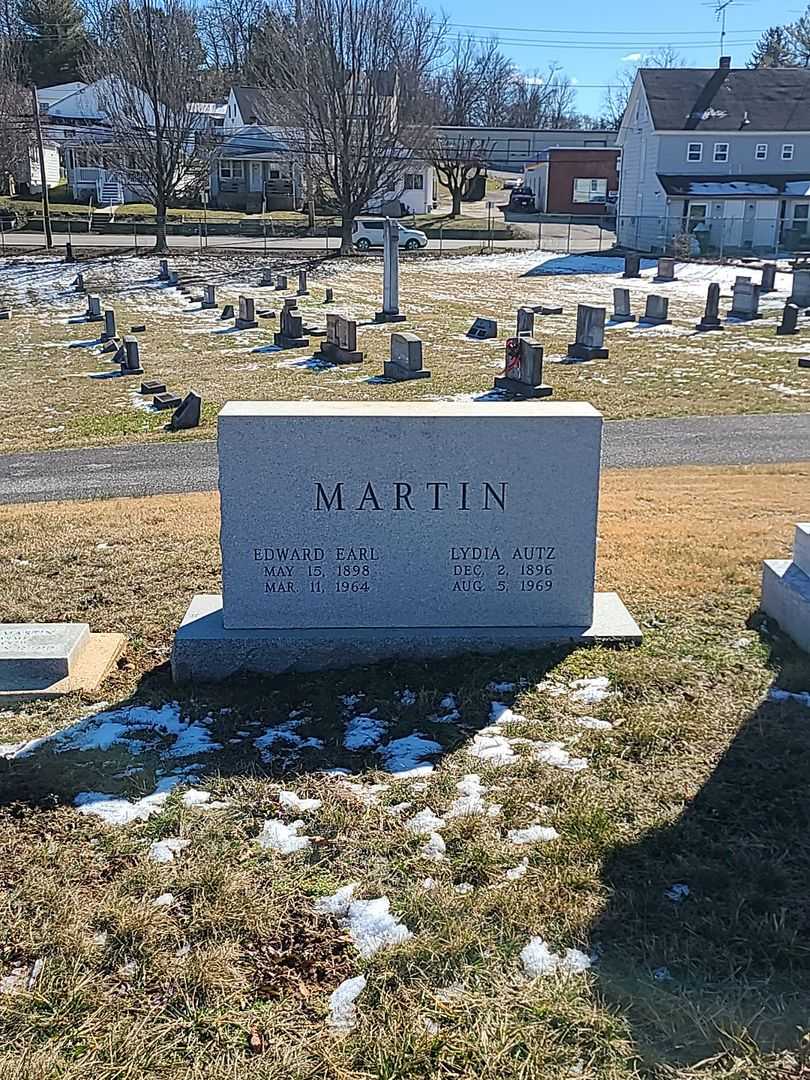 Edward Earl Martin's grave. Photo 2
