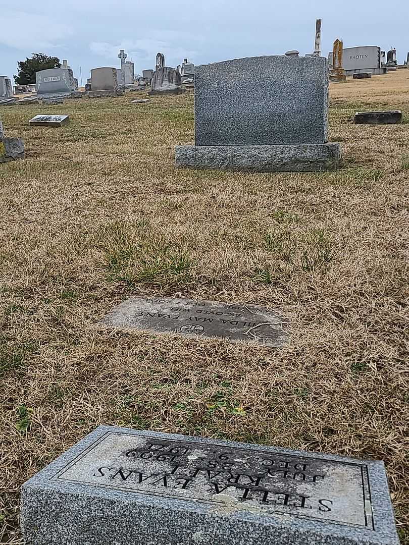 Hilda May Evans's grave. Photo 2