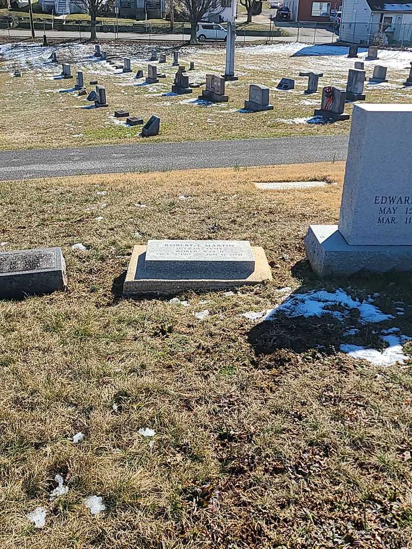Robert E. Martin's grave. Photo 2