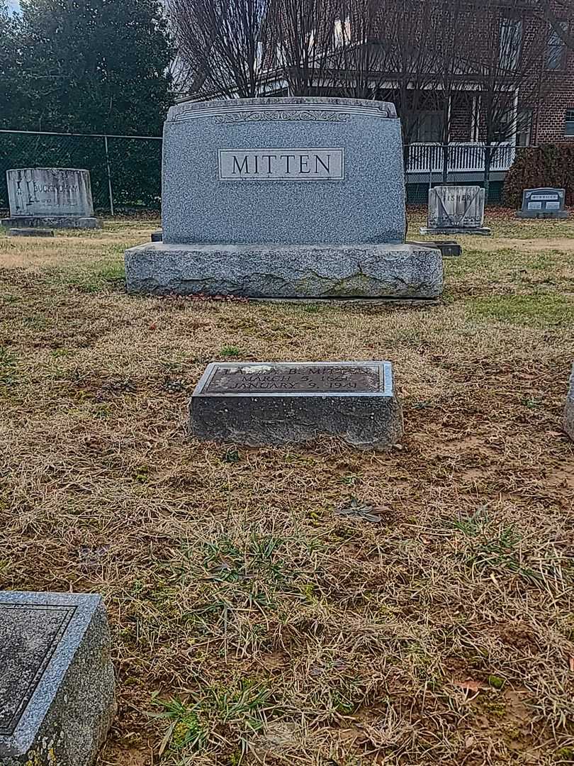 Laura B. Mitten's grave. Photo 2