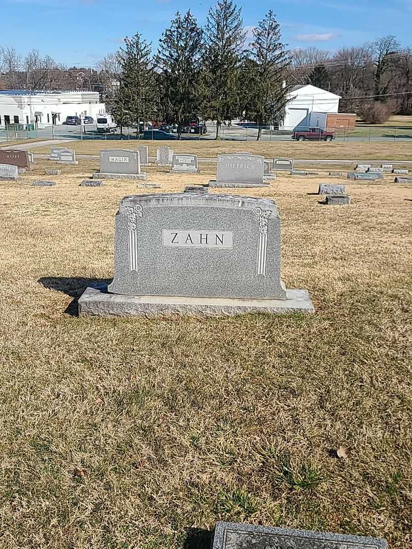 Mabel R. Zahn's grave. Photo 1