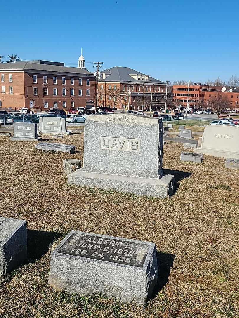 Albert L. Davis's grave. Photo 1