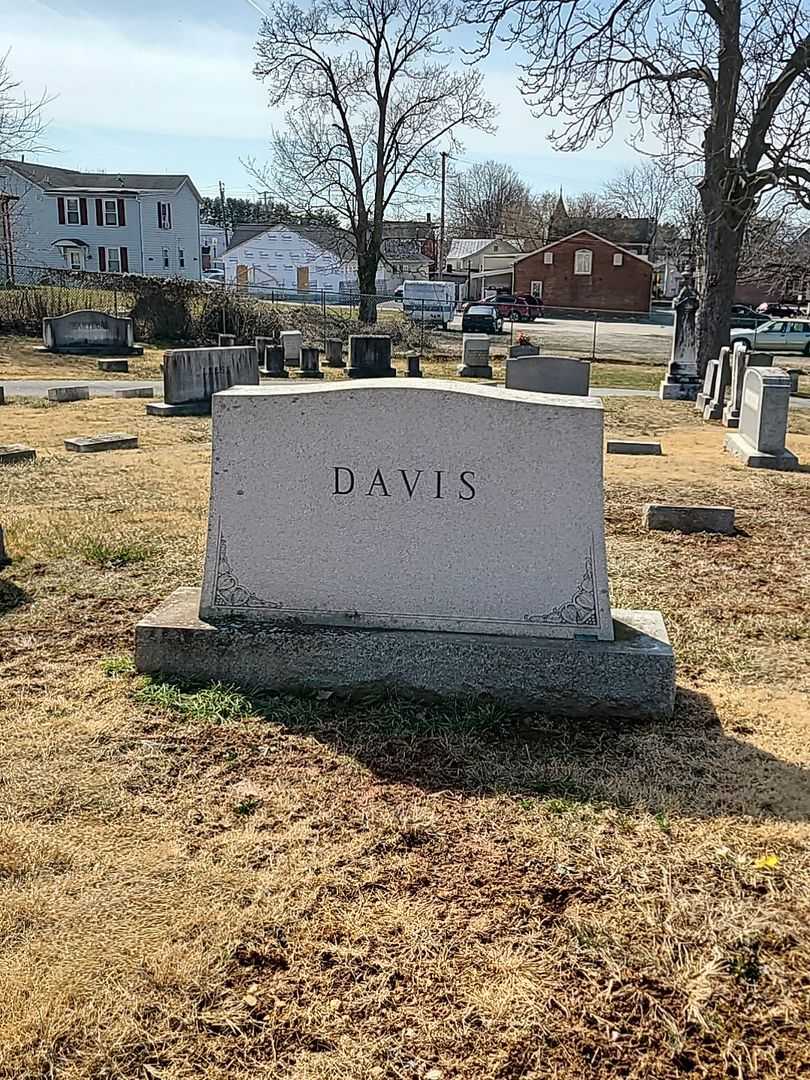 Bertha C. Davis's grave. Photo 1