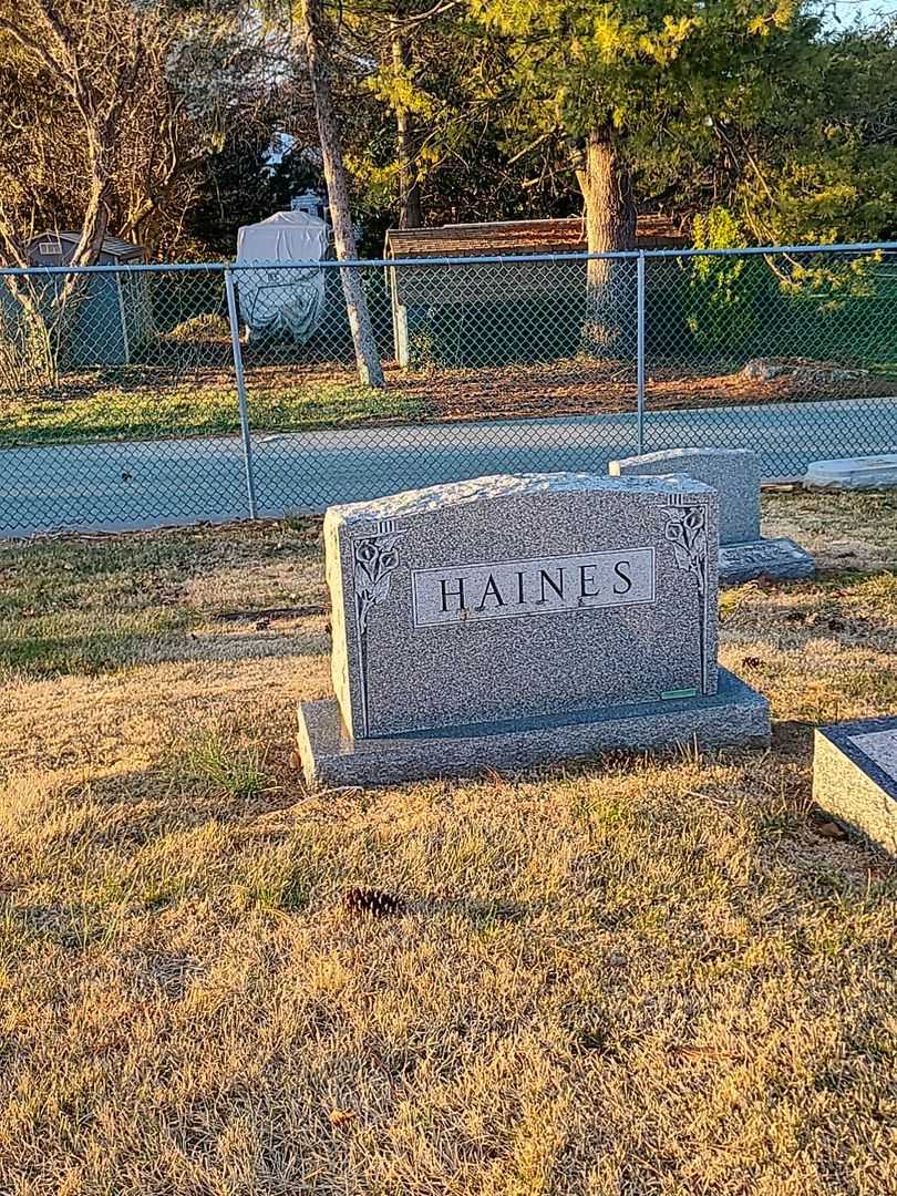 Alice R. Haines's grave. Photo 1