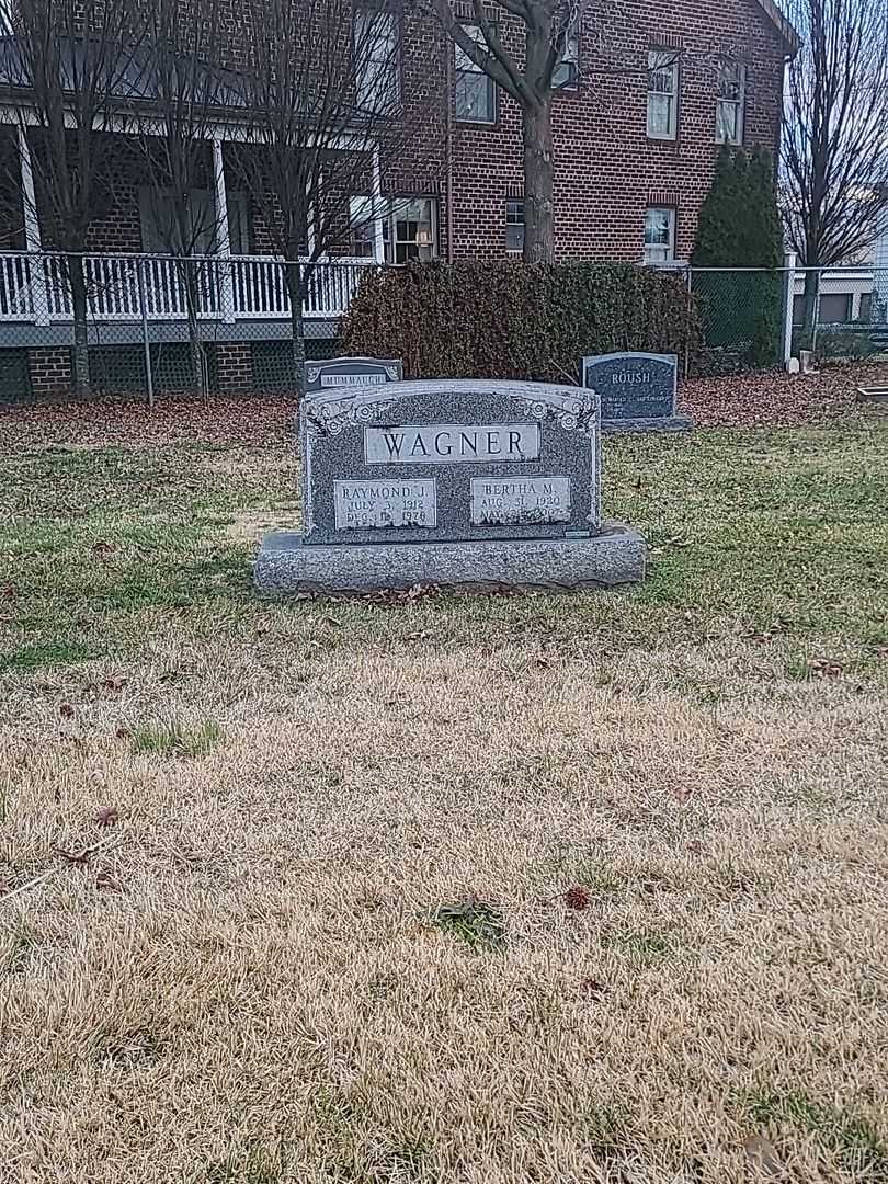 Bertha M. Wagner's grave. Photo 2