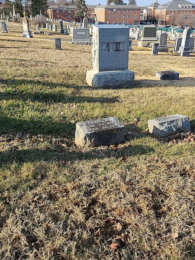 Annie M. Zahn's grave. Photo 3