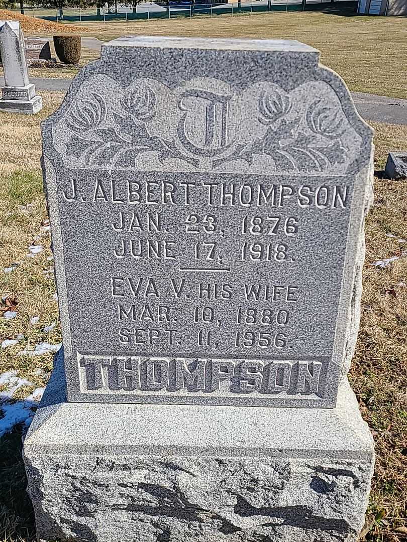 Eva V. Thompson's grave. Photo 1