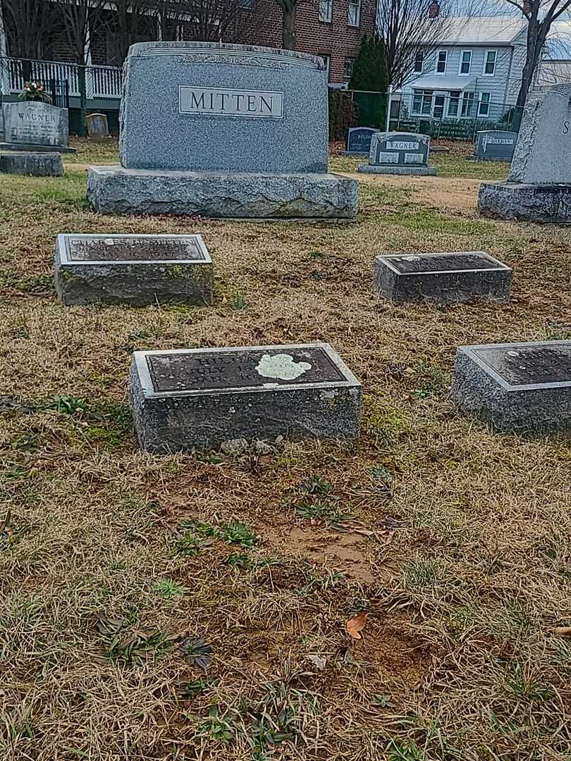 Hilda E. Eckard's grave. Photo 2