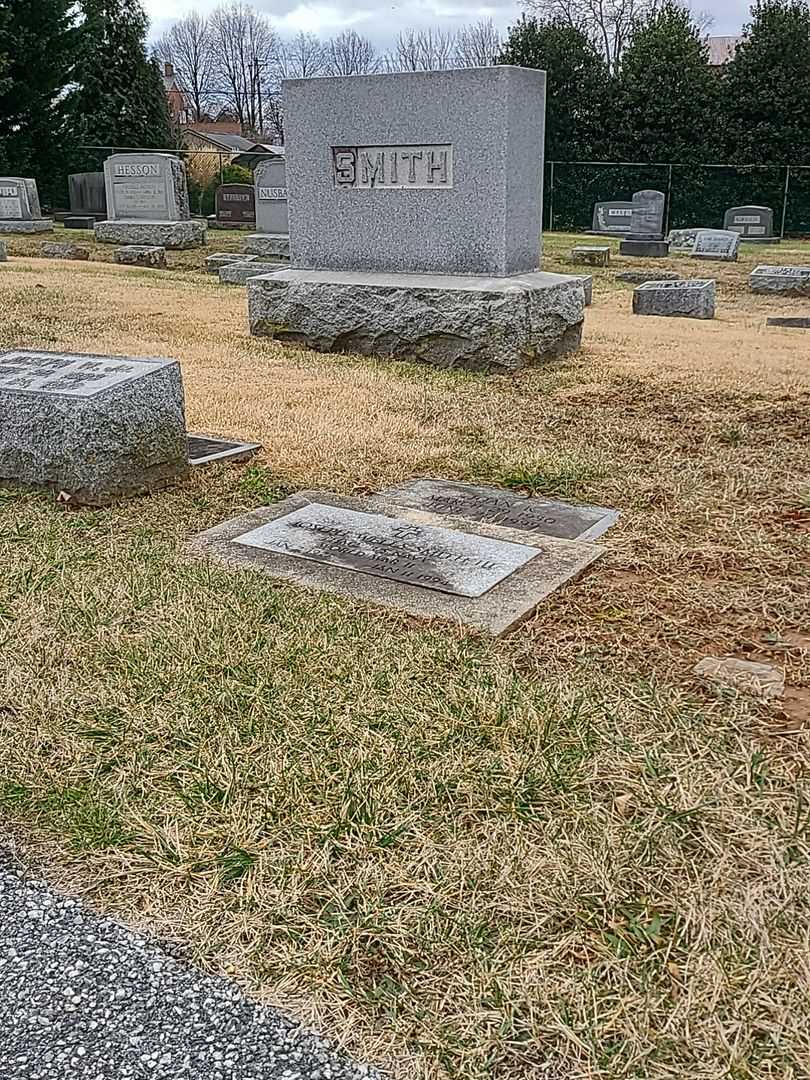 Joseph Wells Smith Third's grave. Photo 2