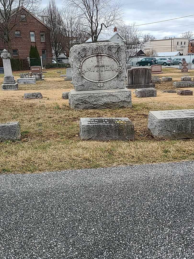 Pauline L. Mitten's grave. Photo 3