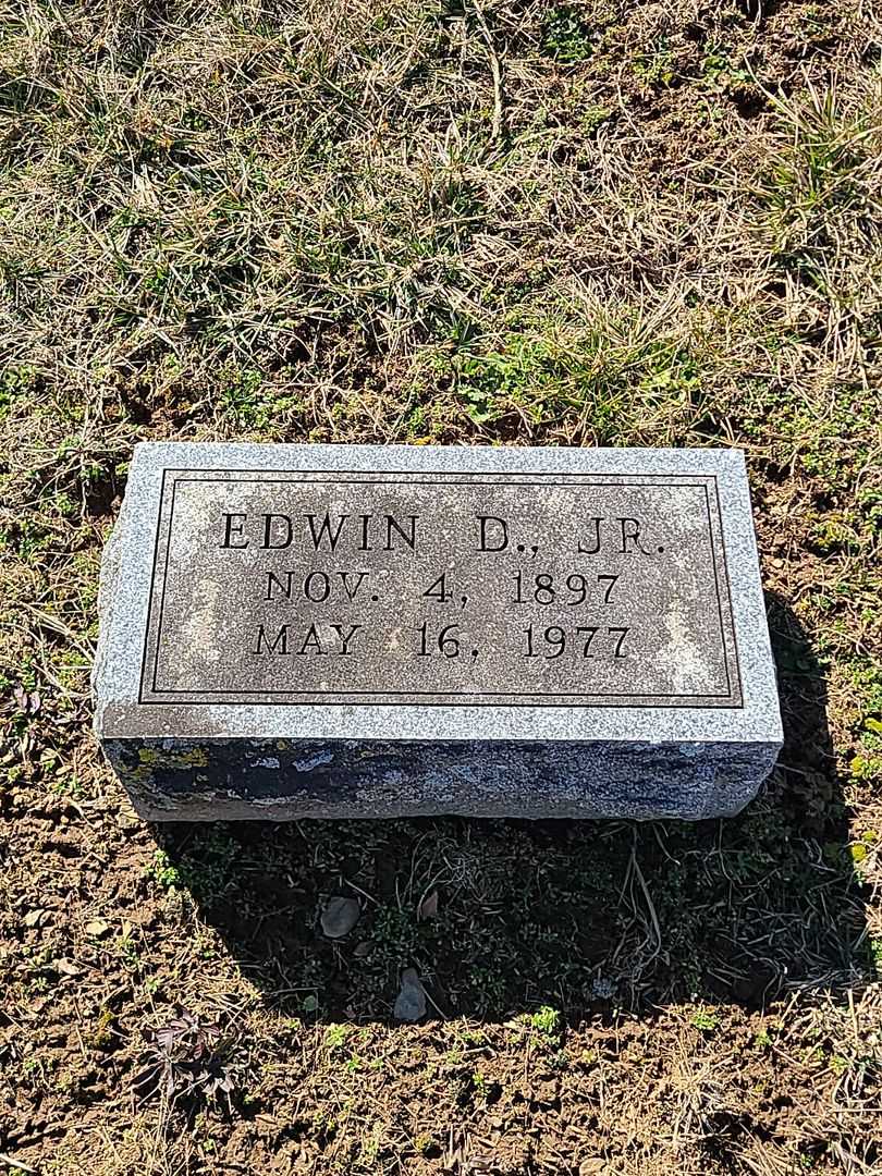 Edwin D. Bell Junior's grave. Photo 3