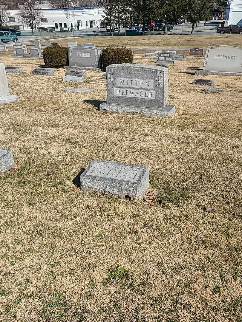 Claude W. Mitten Senior's grave. Photo 2