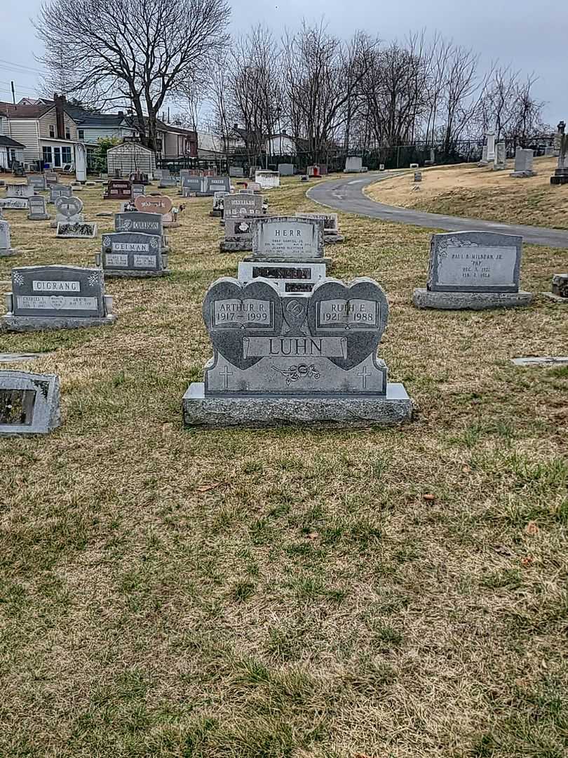 Ruth E. Luhn's grave. Photo 2