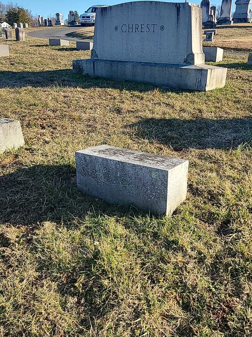 Nora F. Chrest's grave. Photo 2