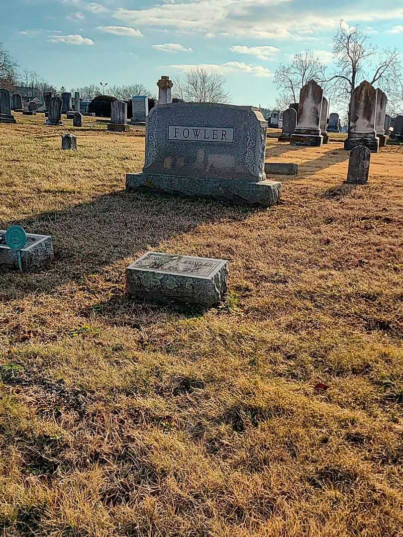 Maisie F. Fowler's grave. Photo 2