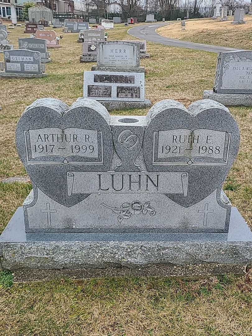 Ruth E. Luhn's grave. Photo 3