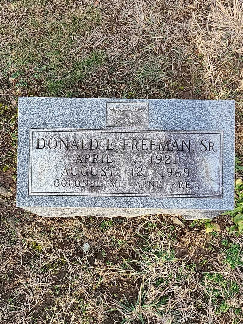 Donald E. Freeman Senior's grave. Photo 3