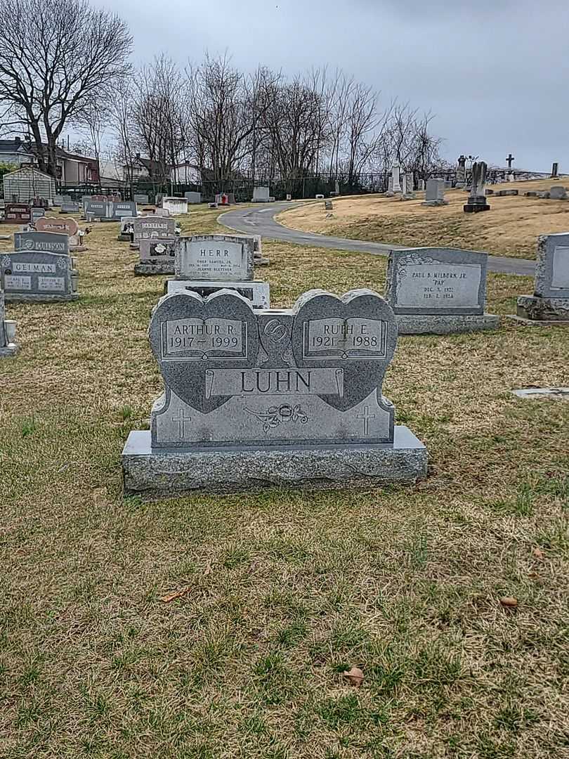 Arthur R. Luhn's grave. Photo 2