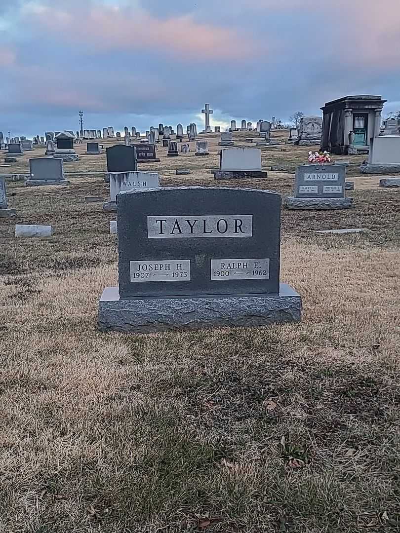 Ralph E. Taylor's grave. Photo 2