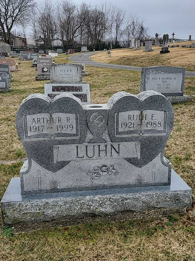 Arthur R. Luhn's grave. Photo 1