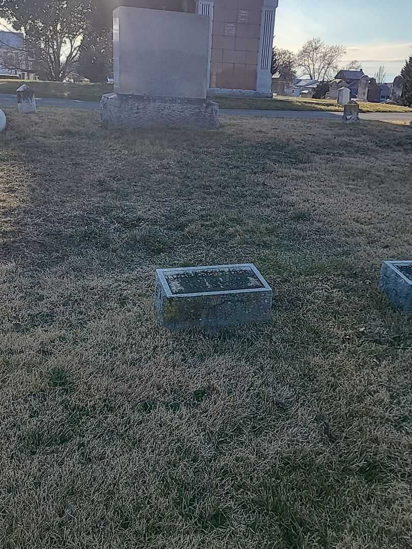 Lutie Keefer Derr's grave. Photo 1