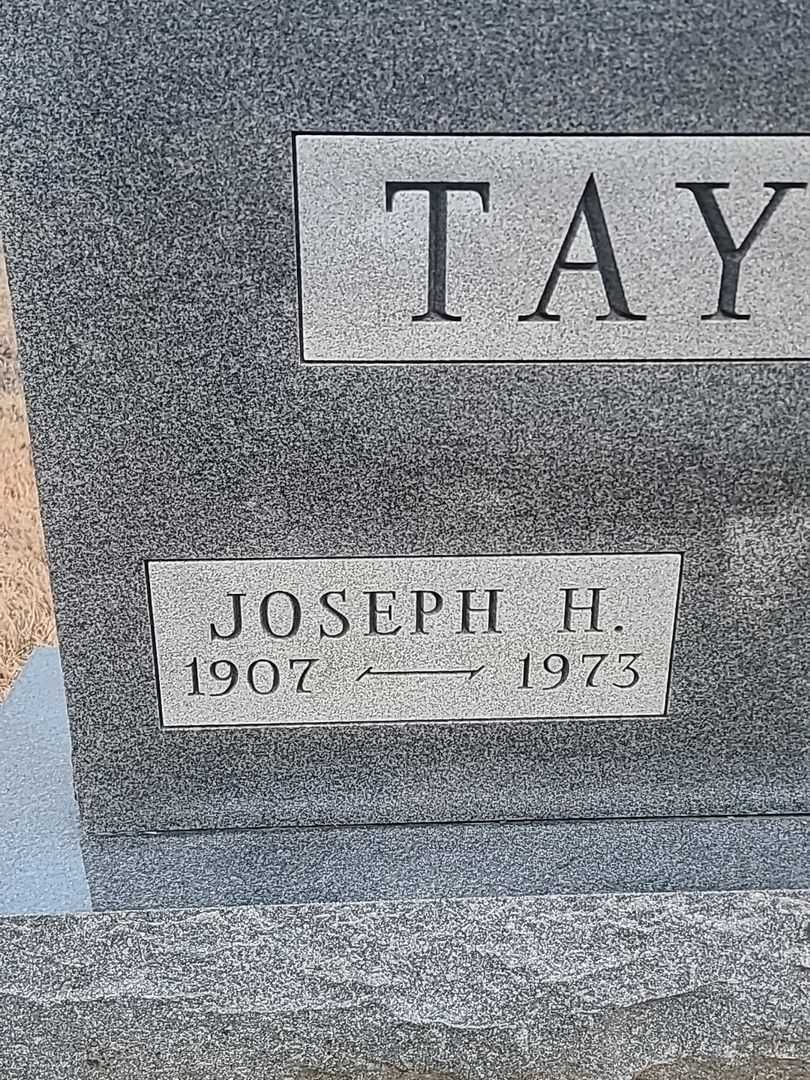 Ralph E. Taylor's grave. Photo 4