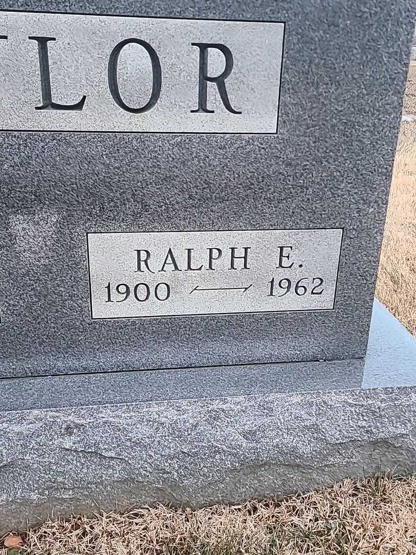 Ralph E. Taylor's grave. Photo 5