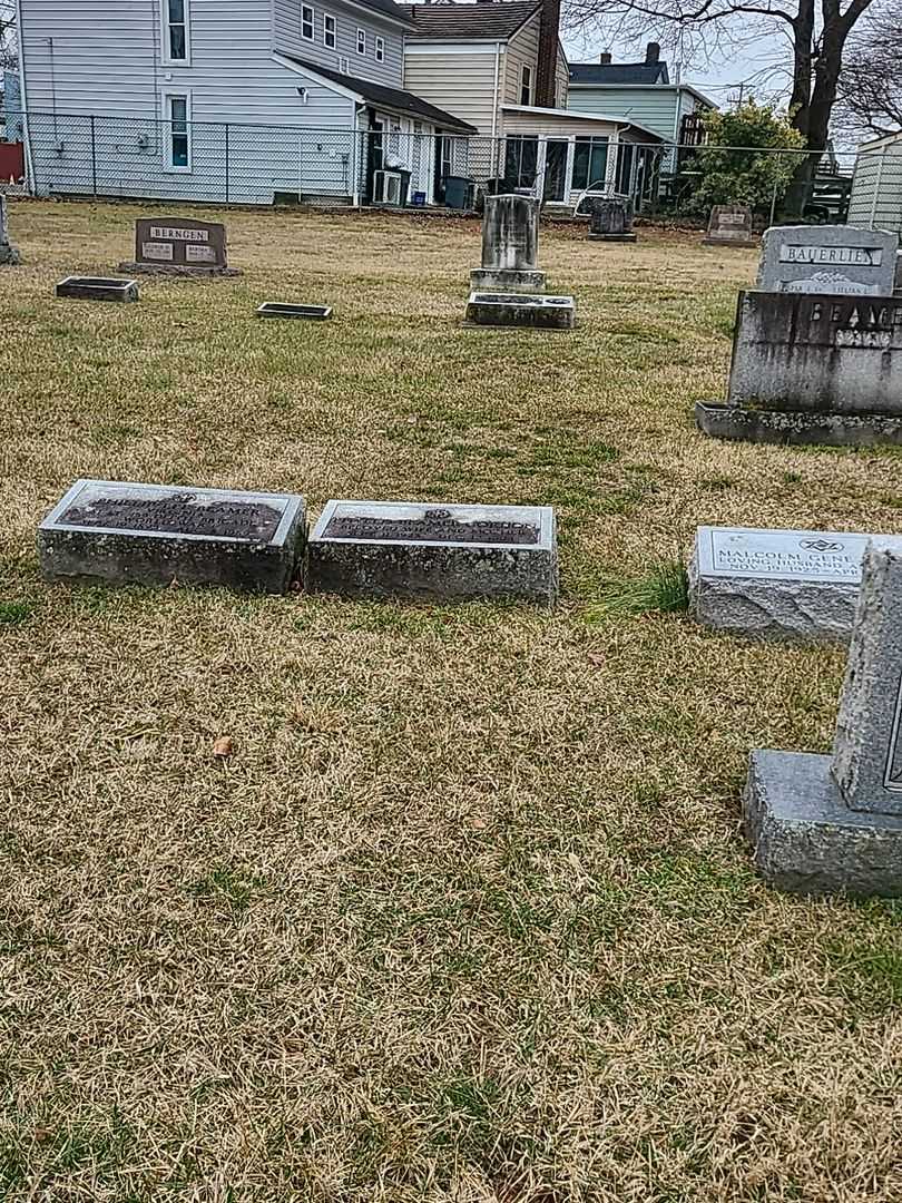 Phyllis Beamer Gordon's grave. Photo 3