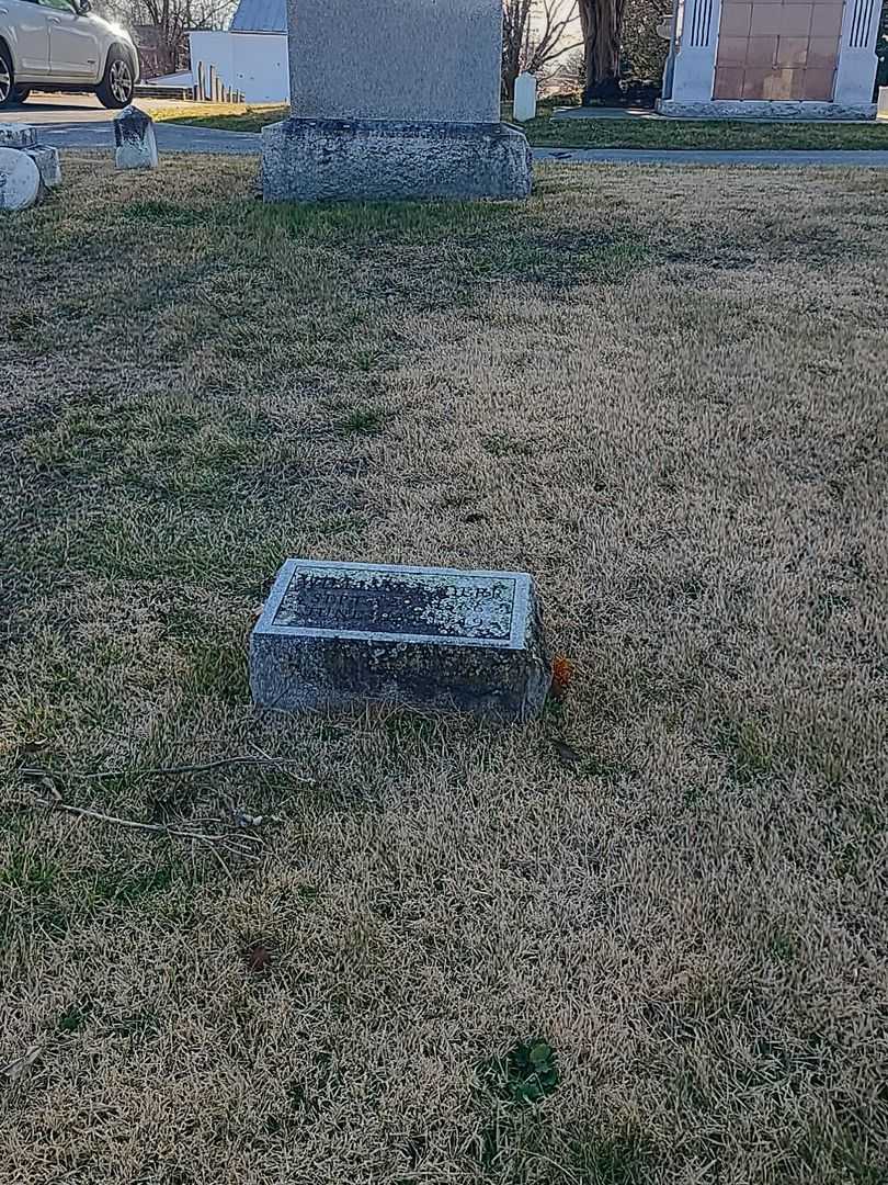 William F. Derr's grave. Photo 1