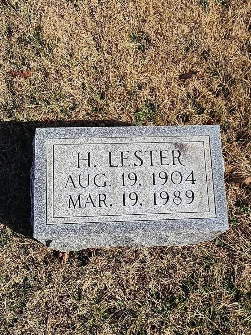 H. Lester Mancha's grave. Photo 3